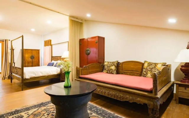 Artisan's Antique House - Silom