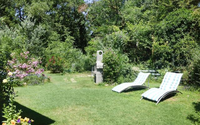 Apartment in Caderousse With Pool