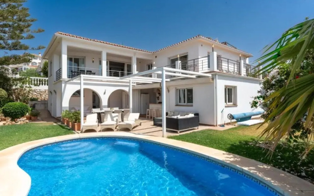 Spacious 3BR Villa with pool and views