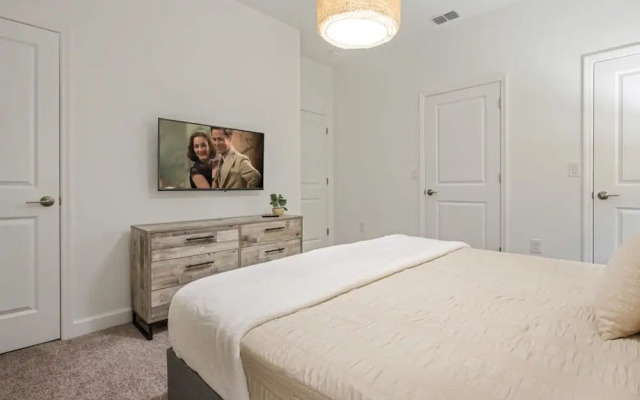 Stunning Themed Home Private Pool Ideal Location