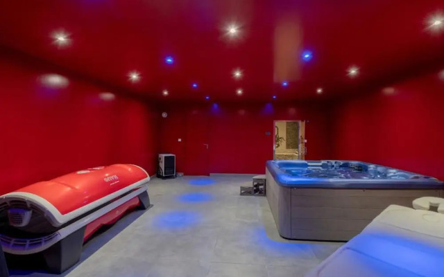 Villa With Heated Swimming Pool spa gym and Cinema