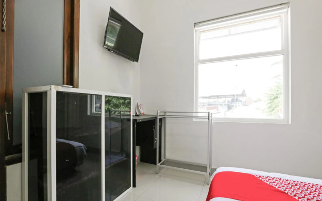 Super OYO 3838 Tamansari Guest House