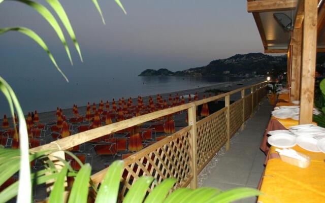 Maniel Beach Hotel