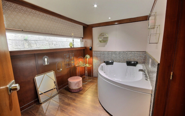 VIP Paris Yacht Hotel