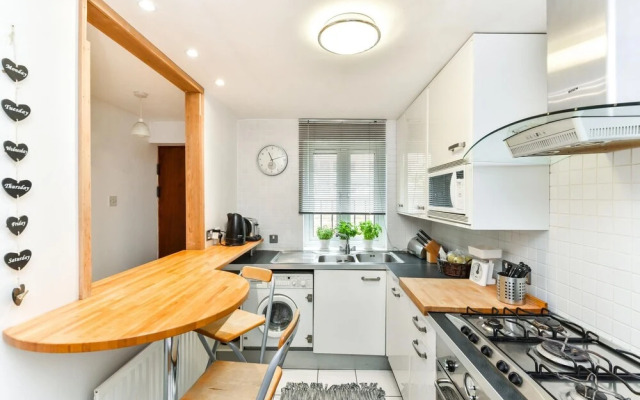 Modern 4 Bedroom Terraced House by the Thames!