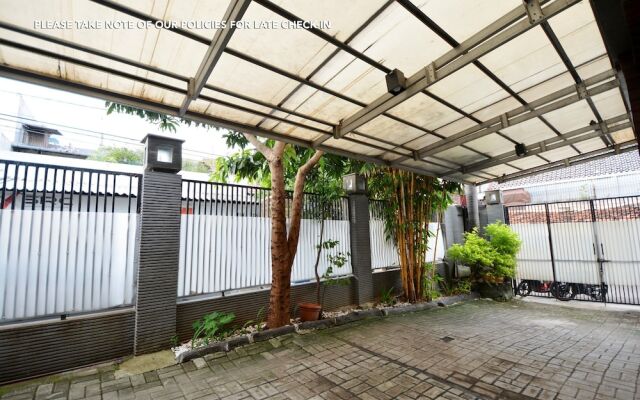ZEN Rooms Radio Dalam