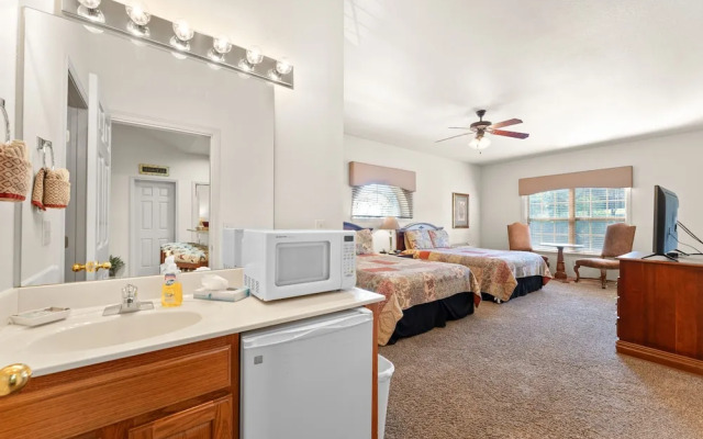 Ozark Comfort 3 Bedroom Condo by RedAwning