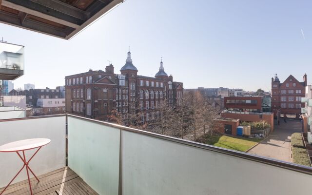 Luxury 2-bed Flat, Parking and Close to the Tube