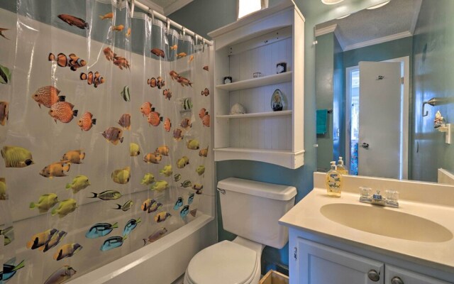 Condo w/ Balcony & Pool: Walk to 2 Beach Accesses!