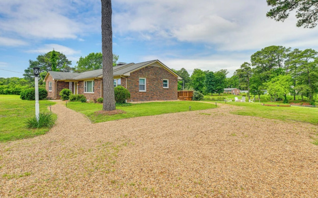 Riverfront Virginia Home - Dock, Fire Pit & Kayaks