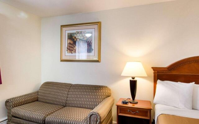 Econo Lodge Inn & Suites