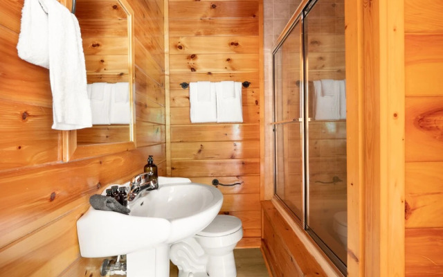 Cades Cove by Avantstay Treetop Haven in Smokey Mountains w/ Hot Tub, Game Room & Home Theatre