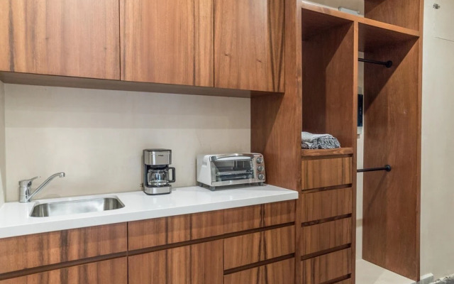 Luxurious Stylish 3BR Apartment Exceptional Location Private Pool Uncovered Patio