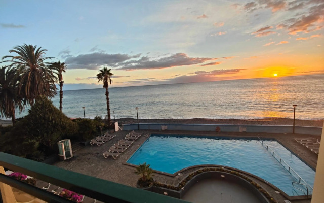 By the Beach & Pool Apartment