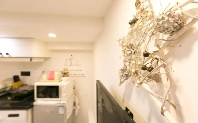 Hard Candy Apartment No.3