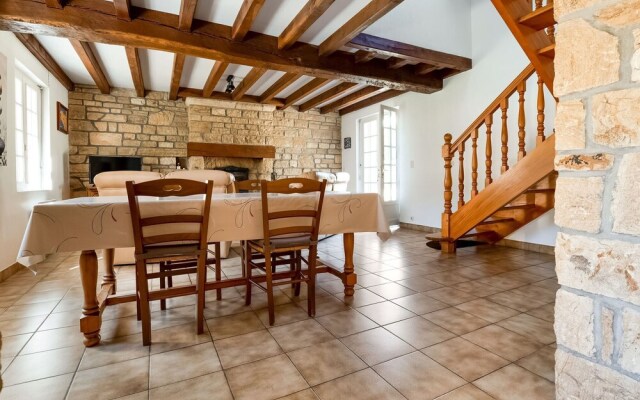 Quaint Holiday Home in Logonna-daoulas Near Sea