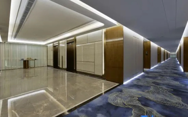 XingLong Lakeside Hotel