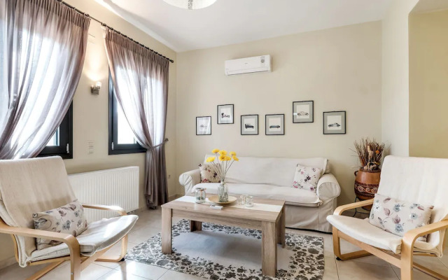 Villa in Adelianos Kampos With Pool