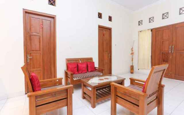 OYO 1680 Dahlia Guesthouse Near RSI Hidayatullah