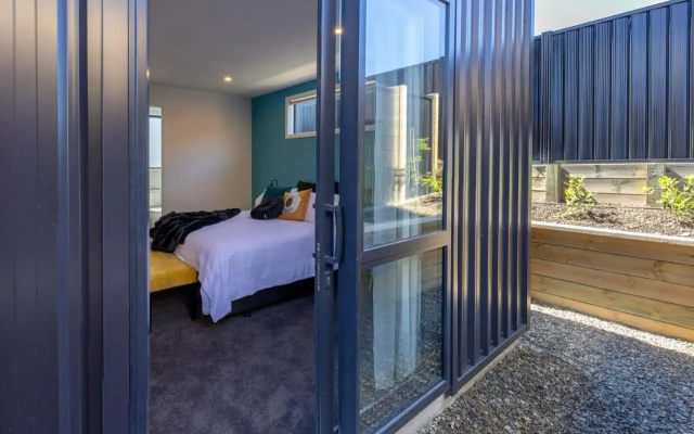 Sapphire Delight - 1 Bedroom Private Room