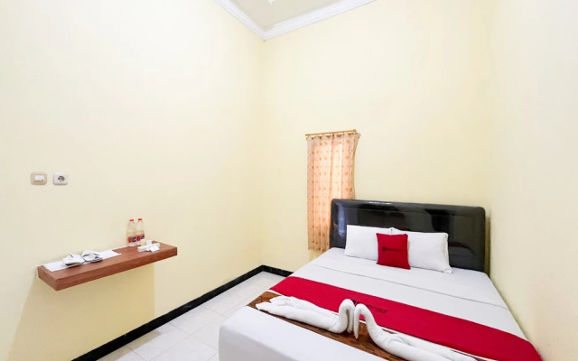 RedDoorz Near Makam Bung Karno Blitar – Guest Rooms – Blitar
