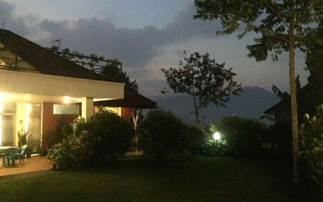 Vila Bunga Merah Gelatik