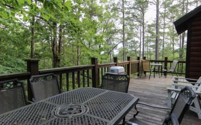 Ridgeview Retreat Seclude Cabin Includes Wifi, Cable, and Charcoal Grill by Redawning