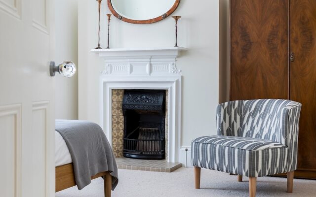 5BR Family Home in Leafy SW London