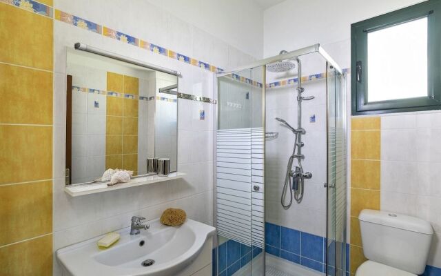 Live by the sea at House Almyra
