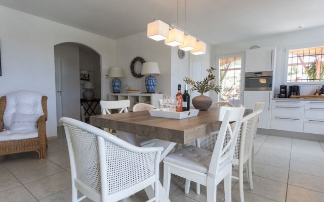 Luxurious Villa in Camplong With Jacuzzi