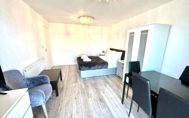 3 Bedroom Riverview Flat Canary Wharf Free Parking