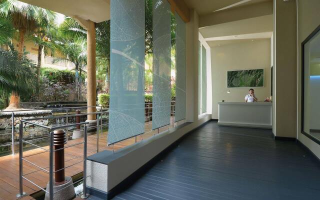 Victoria Beachcomber Resort & Spa