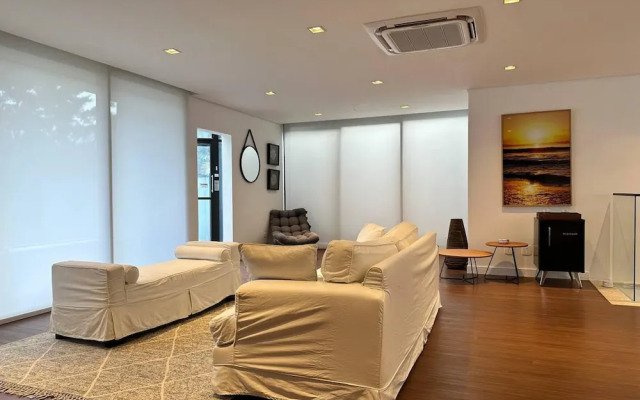 Mans o 6 Suites Riviera