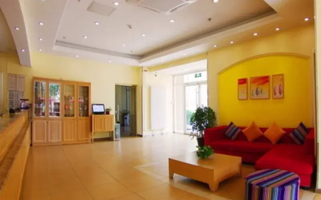 Home Inn (Beijing International Exhibition Center Liufang Metro Station)