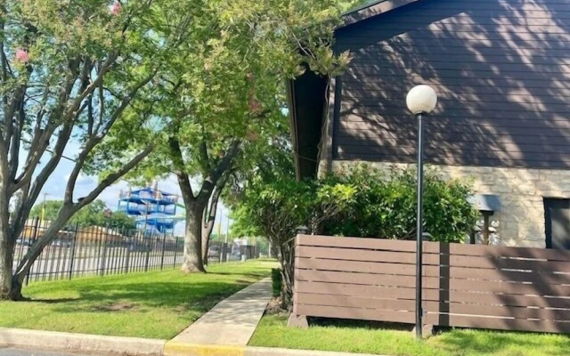 Delroy Curly Ray s Comal Condo