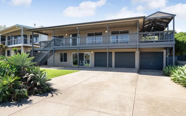 Spacious 3-bed Ground Level Beachside Stay