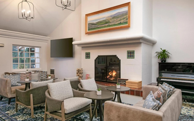 Half Moon Bay Lodge
