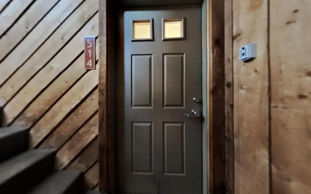 Remodeled 2 Bedroom Condo with Easy Access to Mountain Biking, Swimming, Hiking, Hot Tubs! by RedAwning