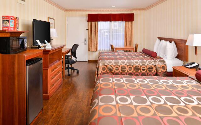 Best Western Plus Raffles Inn & Suites