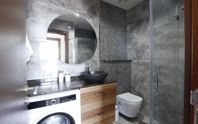 Lovely and Central Flat With City View in Atasehir