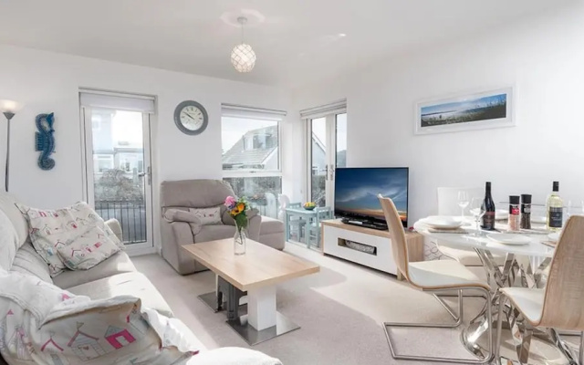 Modern Apartment in Deganwy With Parking
