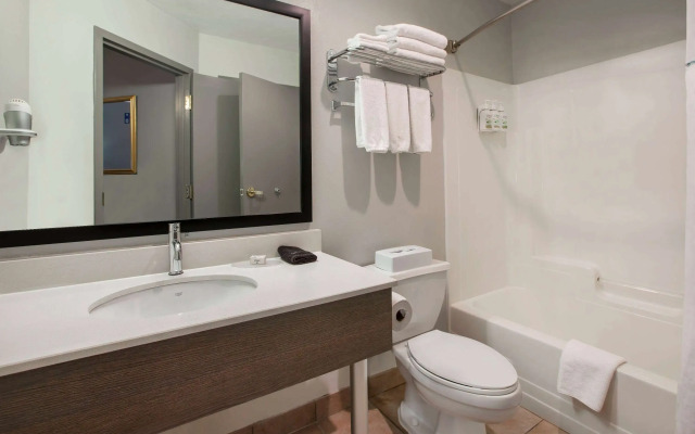 Days Inn & Suites by Wyndham Moncton