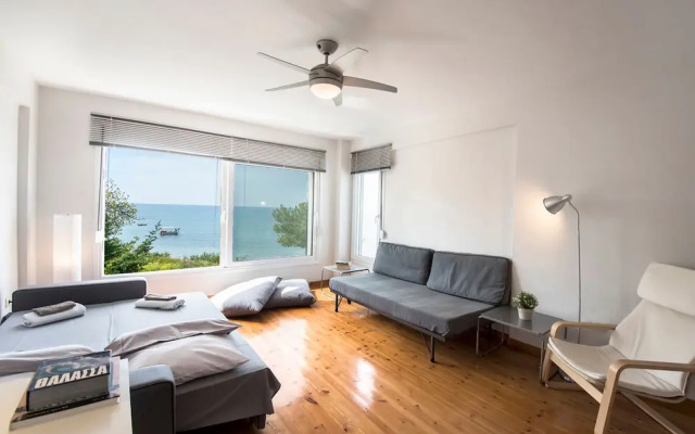 halu! Modern & Cozy Seafront Villa