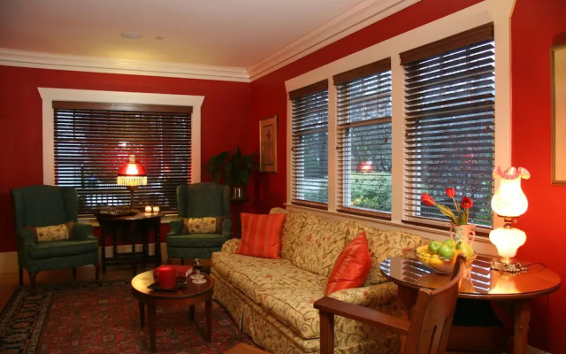 Hidden Oak Inn