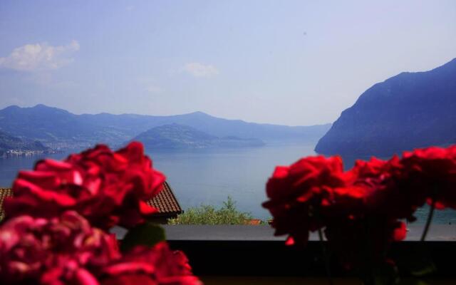 Appartamento con vista sul lago di Iseo e piscina