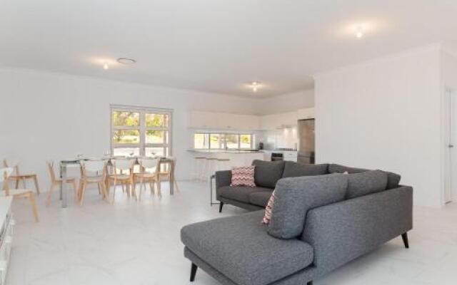 5 Bent Street - huge house with Foxtel & Aircon