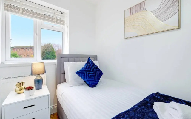 3 Bedroom House with Parking in Windsor