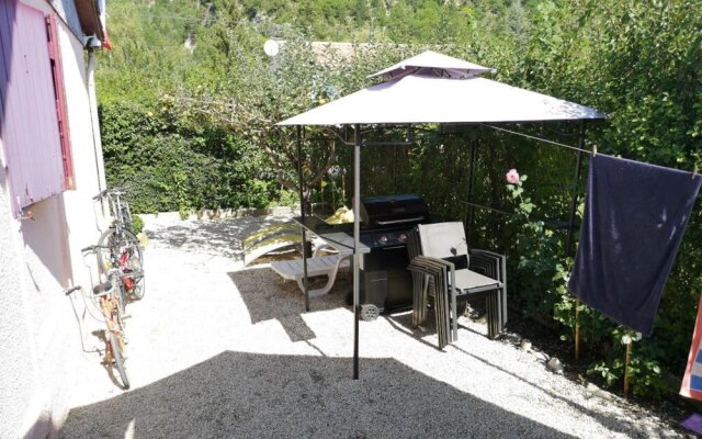 Studio in Castellane, With Wonderful Mountain View, Enclosed Garden an