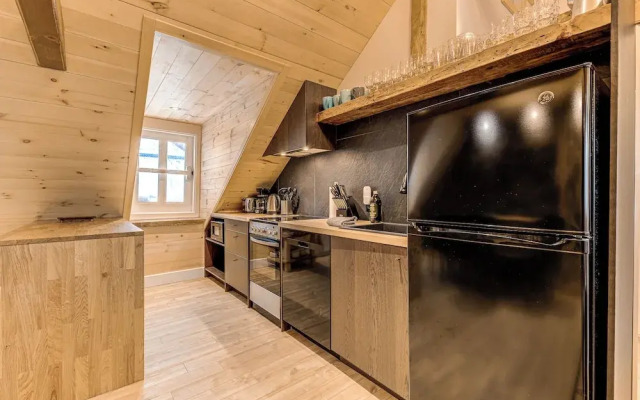 Gorgeous 3 Bedroom 2-floor Old Townhouse