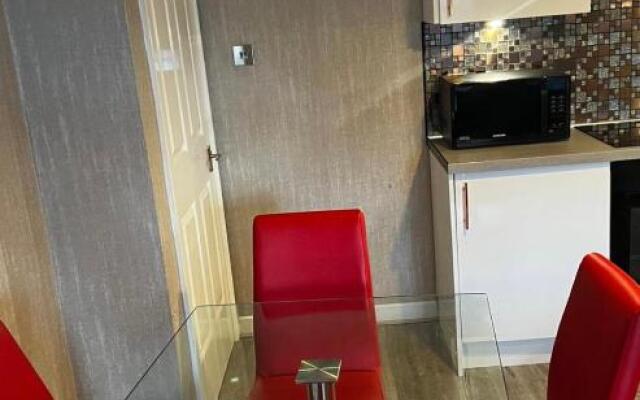 Glasgow City Centre Flat with River Views and Parking